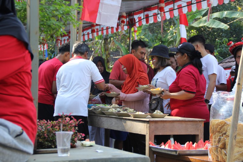 Serunya Kebersamaan Sambil Menikmati Kuliner Tradisional! 🍲✨ Momen berharga yang penuh kehangatan dan persaudaraan.