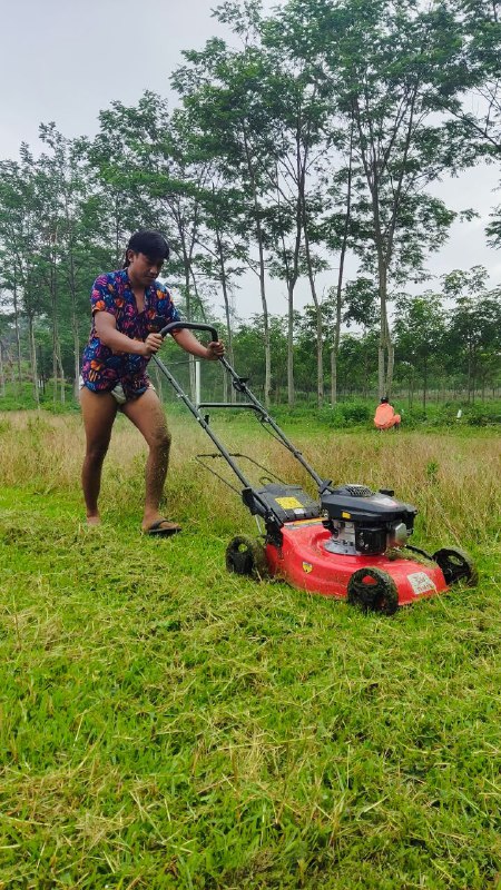 𝐊𝐄𝐑𝐉𝐀 𝐁𝐀𝐊𝐓𝐈 - 𝐉𝐀𝐍𝐔𝐀𝐑𝐈Setiap bulan, kami rutin mengadakan kegiatan kerja bakti, salah satunya adalah merapikan lapangan sepak bola kami yang sering kali ditumbuhi rumput liar yang sudah sangat panjang. Kegiatan ini menjadi momen kebersamaan yang melibatkan seluruh anggota.Menariknya, pada kerja bakti kali ini, kami memulai aktivitas di pagi hari dengan suasana berbeda karena gerimis sempat turun, membasahi lapangan dan menyejukkan udara. Meski sempat khawatir kegiatan akan terganggu, gerimis itu justru menambah kesan unik dan menyenangkan. Dengan semangat gotong royong, kami tetap melanjutkan tugas membersihkan lapangan hingga tuntas.Setelah beberapa jam bekerja bersama, lapangan yang sebelumnya tertutup rumput liar kini terlihat rapi dan bersih, siap untuk digunakan kembali. Momen ini tidak hanya menjadi ajang menjaga fasilitas desa, tetapi juga mempererat rasa kebersamaan di antara kami.𝐊𝐄𝐑𝐉𝐀 𝐁𝐀𝐊𝐓𝐈 - 𝐉𝐀𝐍𝐔𝐀𝐑𝐈Setiap bulan, kami rutin mengadakan kegiatan kerja bakti, salah satunya adalah merapikan lapangan sepak bola kami yang sering kali ditumbuhi rumput liar yang sudah sangat panjang. Kegiatan ini menjadi momen kebersamaan yang melibatkan seluruh anggota.Menariknya, pada kerja bakti kali ini, kami memulai aktivitas di pagi hari dengan suasana berbeda karena gerimis sempat turun, membasahi lapangan dan menyejukkan udara. Meski sempat khawatir kegiatan akan terganggu, gerimis itu justru menambah kesan unik dan menyenangkan. Dengan semangat gotong royong, kami tetap melanjutkan tugas membersihkan lapangan hingga tuntas.Setelah beberapa jam bekerja bersama, lapangan yang sebelumnya tertutup rumput liar kini terlihat rapi dan bersih, siap untuk digunakan kembali. Momen ini tidak hanya menjadi ajang menjaga fasilitas desa, tetapi juga mempererat rasa kebersamaan di antara kami.