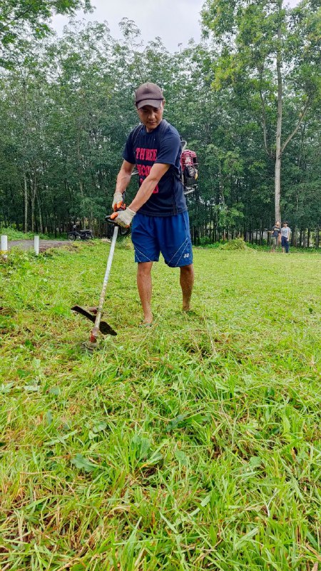 𝐊𝐄𝐑𝐉𝐀 𝐁𝐀𝐊𝐓𝐈 - 𝐉𝐀𝐍𝐔𝐀𝐑𝐈Setiap bulan, kami rutin mengadakan kegiatan kerja bakti, salah satunya adalah merapikan lapangan sepak bola kami yang sering kali ditumbuhi rumput liar yang sudah sangat panjang. Kegiatan ini menjadi momen kebersamaan yang melibatkan seluruh anggota.Menariknya, pada kerja bakti kali ini, kami memulai aktivitas di pagi hari dengan suasana berbeda karena gerimis sempat turun, membasahi lapangan dan menyejukkan udara. Meski sempat khawatir kegiatan akan terganggu, gerimis itu justru menambah kesan unik dan menyenangkan. Dengan semangat gotong royong, kami tetap melanjutkan tugas membersihkan lapangan hingga tuntas.Setelah beberapa jam bekerja bersama, lapangan yang sebelumnya tertutup rumput liar kini terlihat rapi dan bersih, siap untuk digunakan kembali. Momen ini tidak hanya menjadi ajang menjaga fasilitas desa, tetapi juga mempererat rasa kebersamaan di antara kami.𝐊𝐄𝐑𝐉𝐀 𝐁𝐀𝐊𝐓𝐈 - 𝐉𝐀𝐍𝐔𝐀𝐑𝐈Setiap bulan, kami rutin mengadakan kegiatan kerja bakti, salah satunya adalah merapikan lapangan sepak bola kami yang sering kali ditumbuhi rumput liar yang sudah sangat panjang. Kegiatan ini menjadi momen kebersamaan yang melibatkan seluruh anggota.Menariknya, pada kerja bakti kali ini, kami memulai aktivitas di pagi hari dengan suasana berbeda karena gerimis sempat turun, membasahi lapangan dan menyejukkan udara. Meski sempat khawatir kegiatan akan terganggu, gerimis itu justru menambah kesan unik dan menyenangkan. Dengan semangat gotong royong, kami tetap melanjutkan tugas membersihkan lapangan hingga tuntas.Setelah beberapa jam bekerja bersama, lapangan yang sebelumnya tertutup rumput liar kini terlihat rapi dan bersih, siap untuk digunakan kembali. Momen ini tidak hanya menjadi ajang menjaga fasilitas desa, tetapi juga mempererat rasa kebersamaan di antara kami.