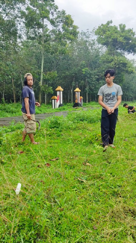 𝐊𝐄𝐑𝐉𝐀 𝐁𝐀𝐊𝐓𝐈 - 𝐉𝐀𝐍𝐔𝐀𝐑𝐈Setiap bulan, kami rutin mengadakan kegiatan kerja bakti, salah satunya adalah merapikan lapangan sepak bola kami yang sering kali ditumbuhi rumput liar yang sudah sangat panjang. Kegiatan ini menjadi momen kebersamaan yang melibatkan seluruh anggota.Menariknya, pada kerja bakti kali ini, kami memulai aktivitas di pagi hari dengan suasana berbeda karena gerimis sempat turun, membasahi lapangan dan menyejukkan udara. Meski sempat khawatir kegiatan akan terganggu, gerimis itu justru menambah kesan unik dan menyenangkan. Dengan semangat gotong royong, kami tetap melanjutkan tugas membersihkan lapangan hingga tuntas.Setelah beberapa jam bekerja bersama, lapangan yang sebelumnya tertutup rumput liar kini terlihat rapi dan bersih, siap untuk digunakan kembali. Momen ini tidak hanya menjadi ajang menjaga fasilitas desa, tetapi juga mempererat rasa kebersamaan di antara kami.𝐊𝐄𝐑𝐉𝐀 𝐁𝐀𝐊𝐓𝐈 - 𝐉𝐀𝐍𝐔𝐀𝐑𝐈Setiap bulan, kami rutin mengadakan kegiatan kerja bakti, salah satunya adalah merapikan lapangan sepak bola kami yang sering kali ditumbuhi rumput liar yang sudah sangat panjang. Kegiatan ini menjadi momen kebersamaan yang melibatkan seluruh anggota.Menariknya, pada kerja bakti kali ini, kami memulai aktivitas di pagi hari dengan suasana berbeda karena gerimis sempat turun, membasahi lapangan dan menyejukkan udara. Meski sempat khawatir kegiatan akan terganggu, gerimis itu justru menambah kesan unik dan menyenangkan. Dengan semangat gotong royong, kami tetap melanjutkan tugas membersihkan lapangan hingga tuntas.Setelah beberapa jam bekerja bersama, lapangan yang sebelumnya tertutup rumput liar kini terlihat rapi dan bersih, siap untuk digunakan kembali. Momen ini tidak hanya menjadi ajang menjaga fasilitas desa, tetapi juga mempererat rasa kebersamaan di antara kami.